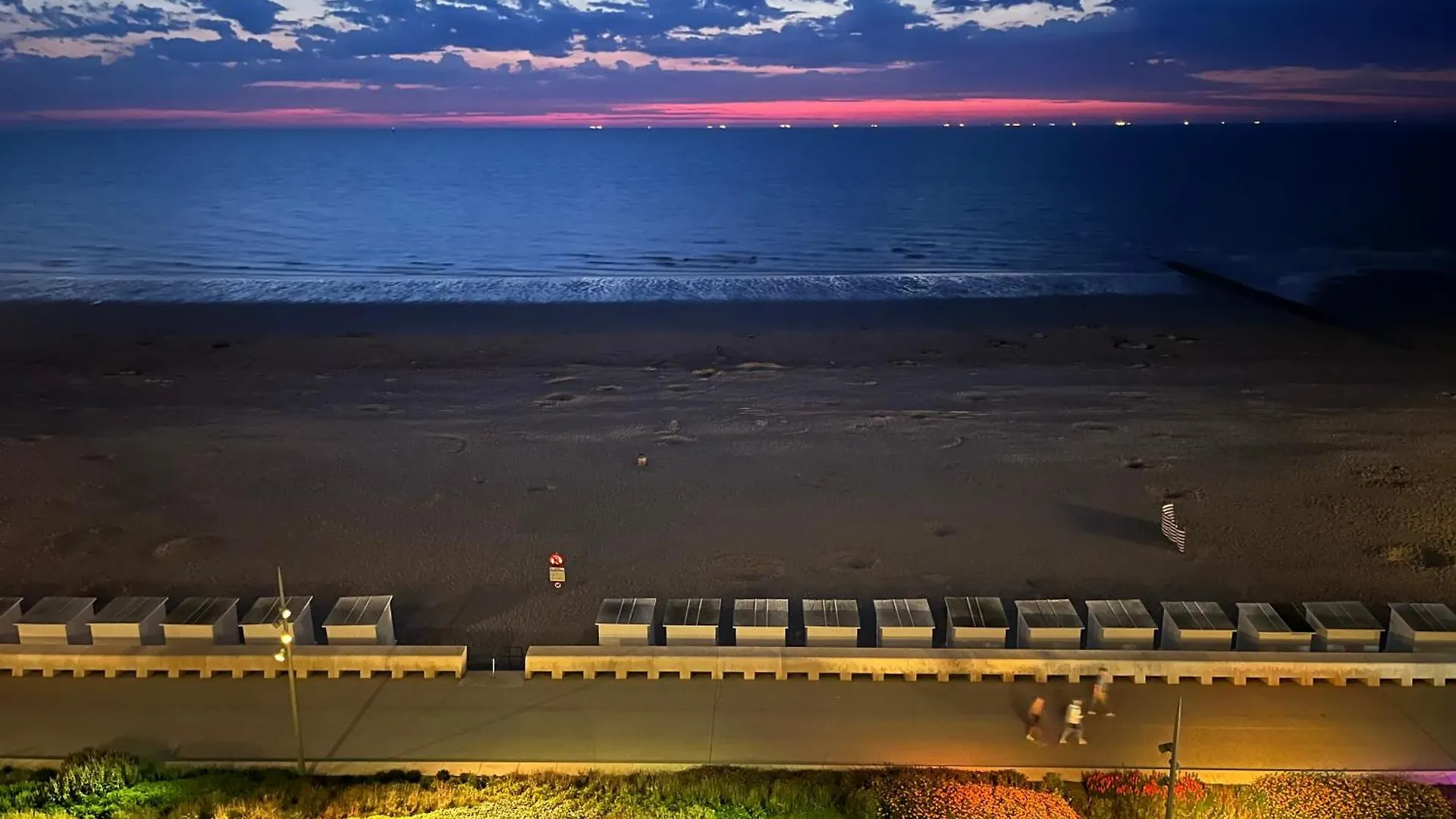 Digue De Westende, Studio Avec Coin Nuit, Piscine, Vue Mer Et Plage Fantastique Middelkerke Belgium